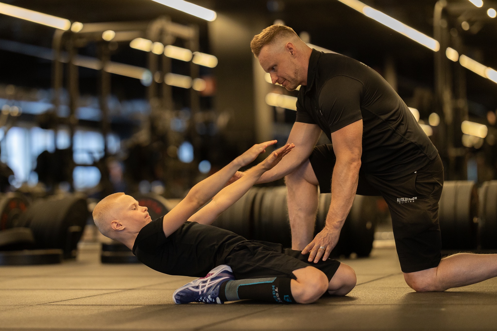 Jouni Viitanen coaching an athlete through a mobility exercise